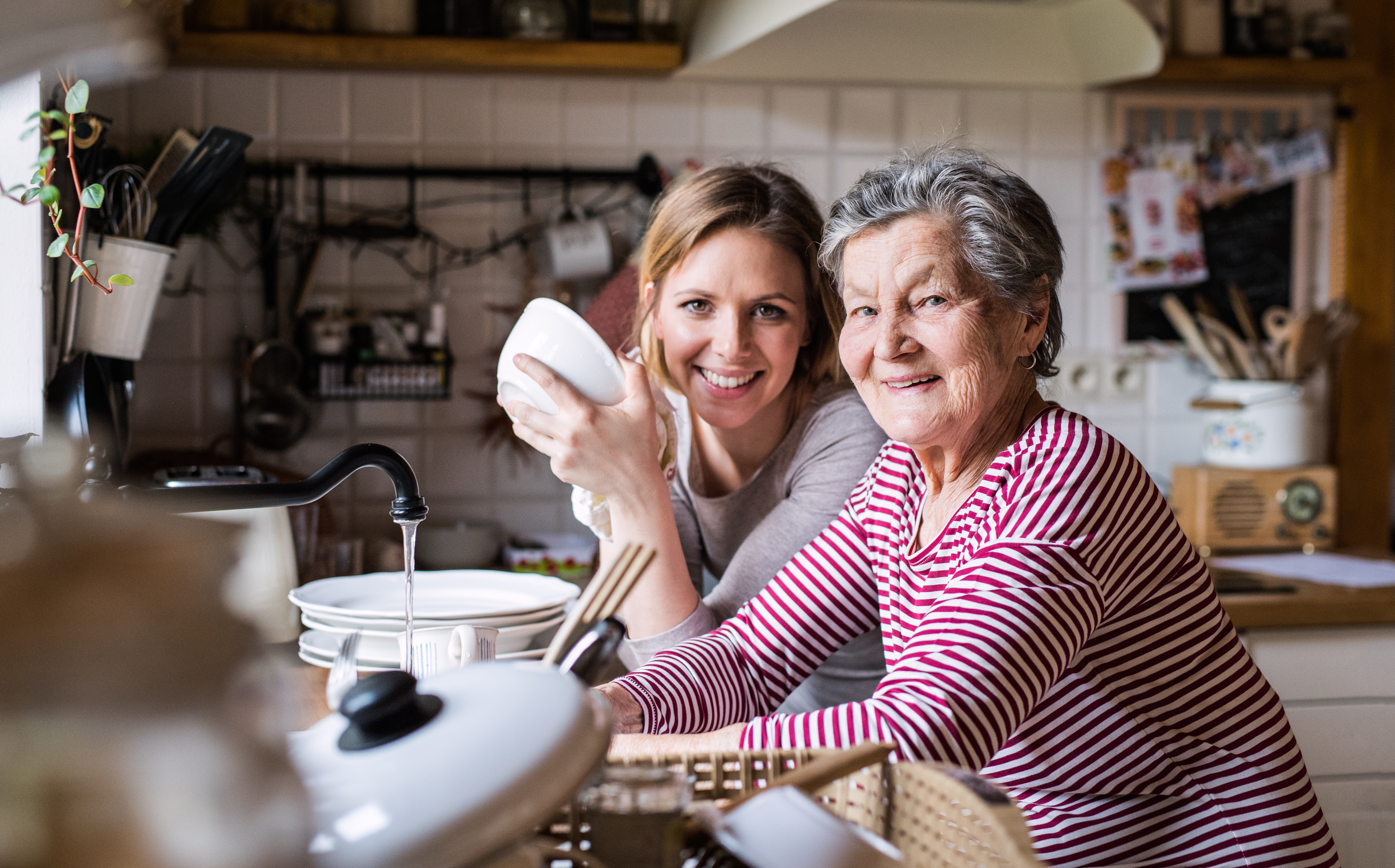 Бабушка с внучкой на кухне